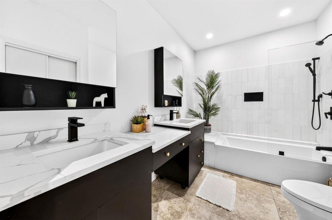 044-008-Bathroom-4000x2658