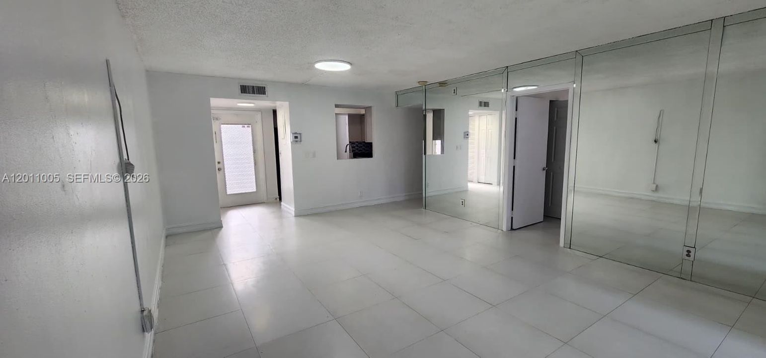 Activo con contrato: $1,900 (2 camas, 2 baños, 1000 Pies cuadrados)