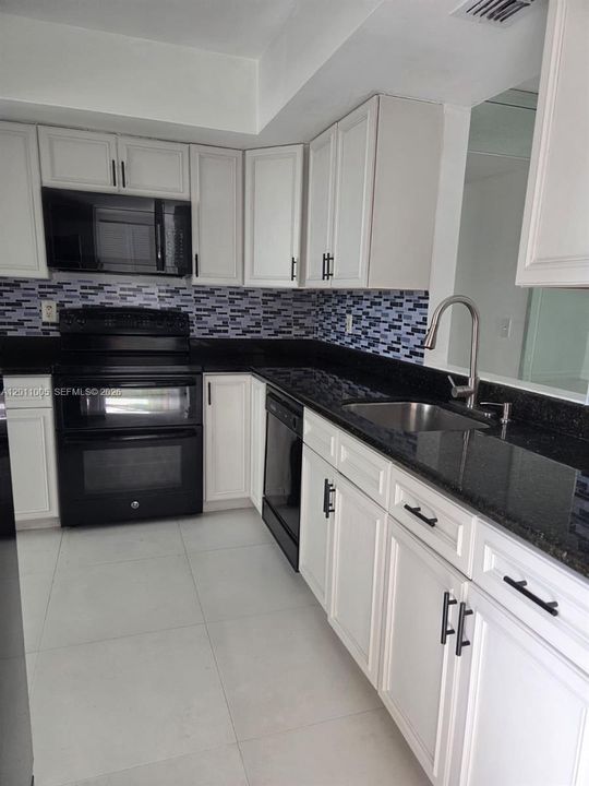 Activo con contrato: $1,900 (2 camas, 2 baños, 1000 Pies cuadrados)
