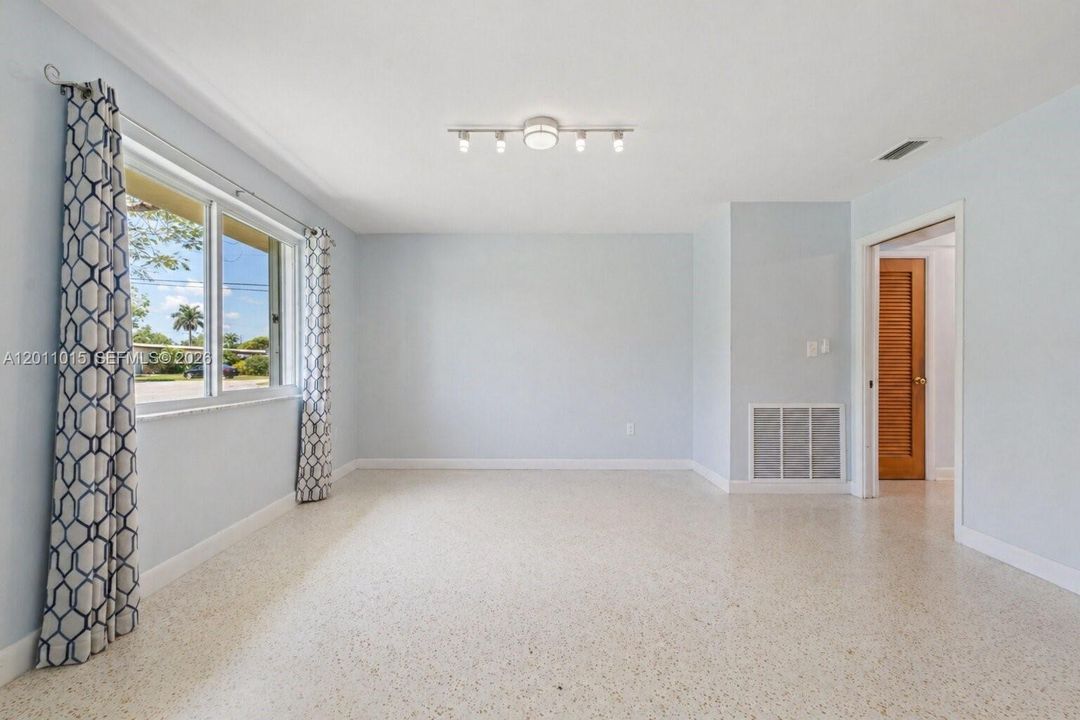 Activo con contrato: $689,000 (3 camas, 2 baños, 2048 Pies cuadrados)
