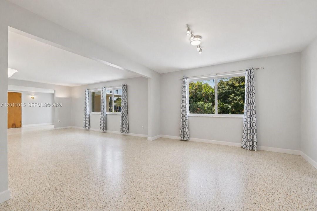 Activo con contrato: $689,000 (3 camas, 2 baños, 2048 Pies cuadrados)