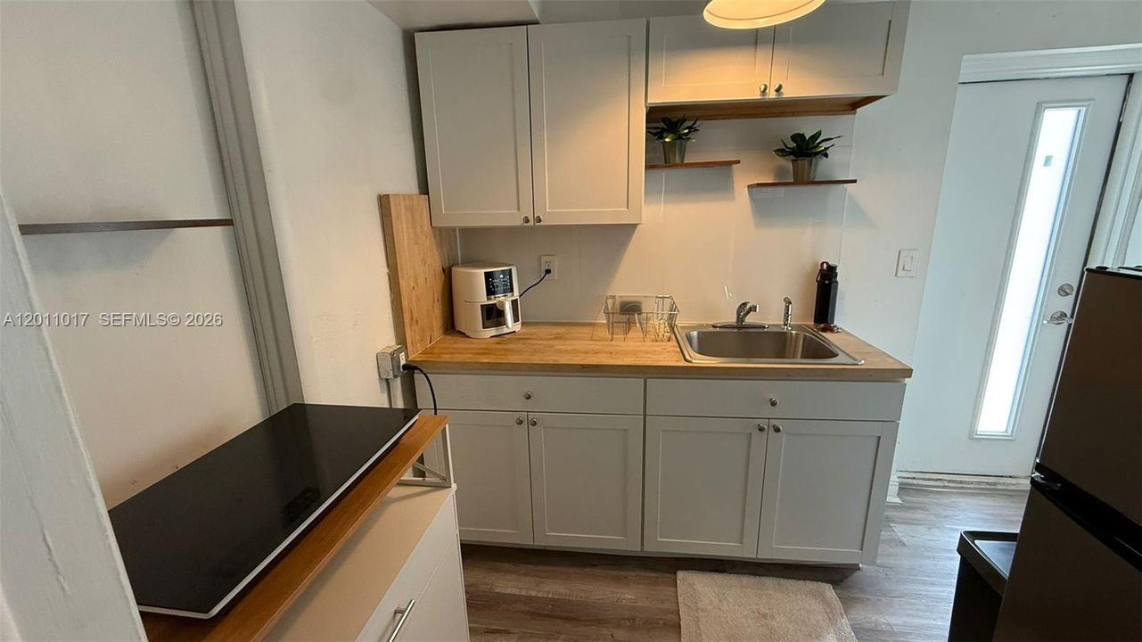 For Rent: $1,300 (1 beds, 1 baths, 450 Square Feet)