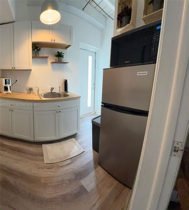 For Rent: $1,300 (1 beds, 1 baths, 450 Square Feet)