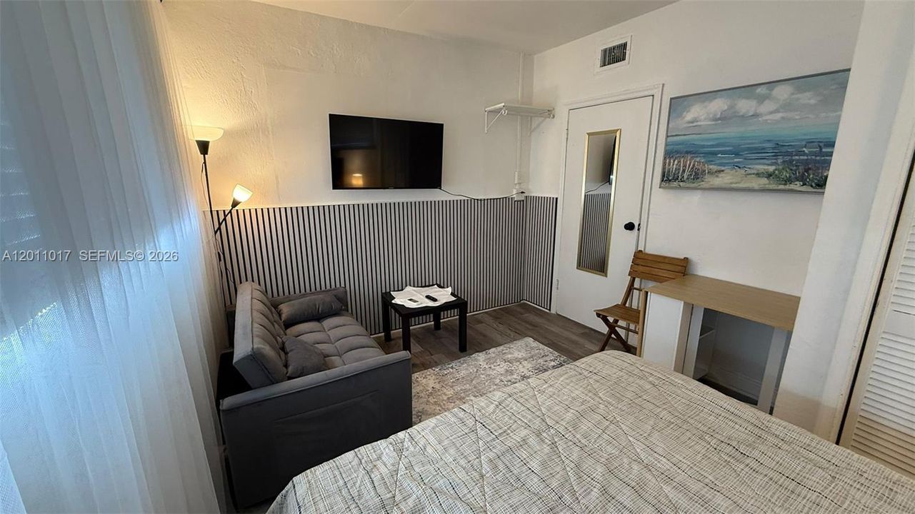 For Rent: $1,300 (1 beds, 1 baths, 450 Square Feet)