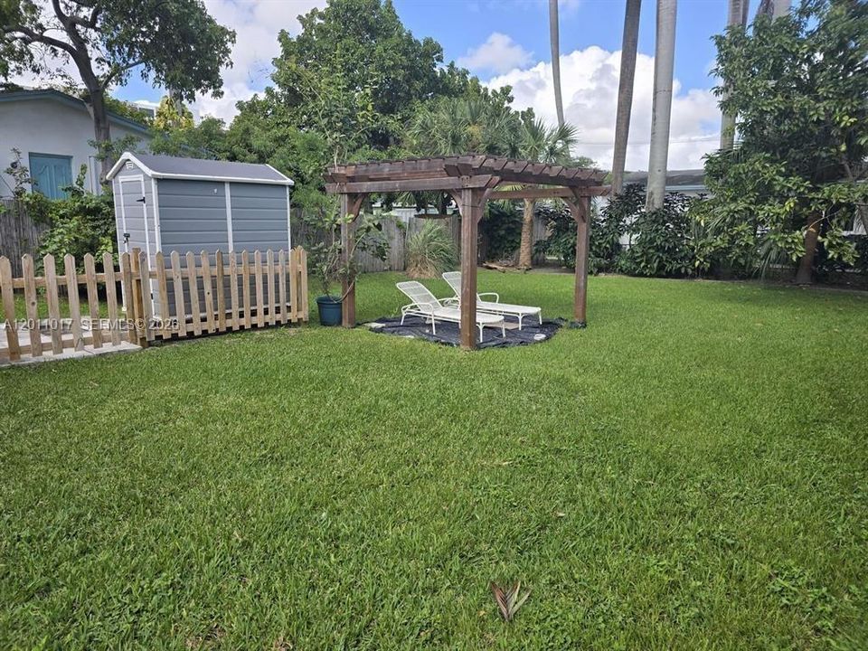 For Rent: $1,300 (1 beds, 1 baths, 450 Square Feet)
