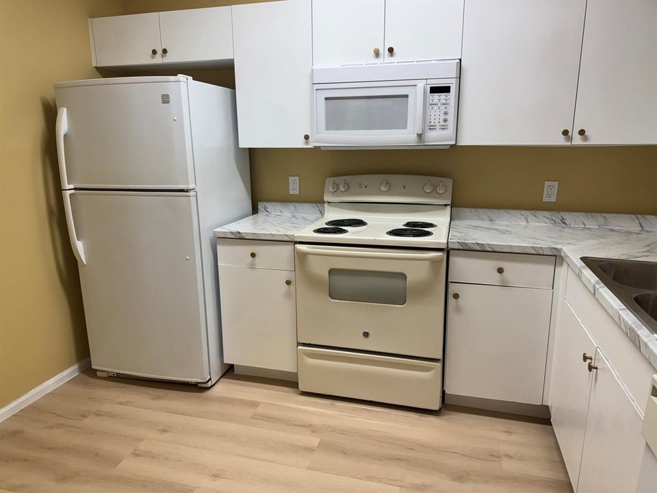 KITCHEN- LEFT VIEW