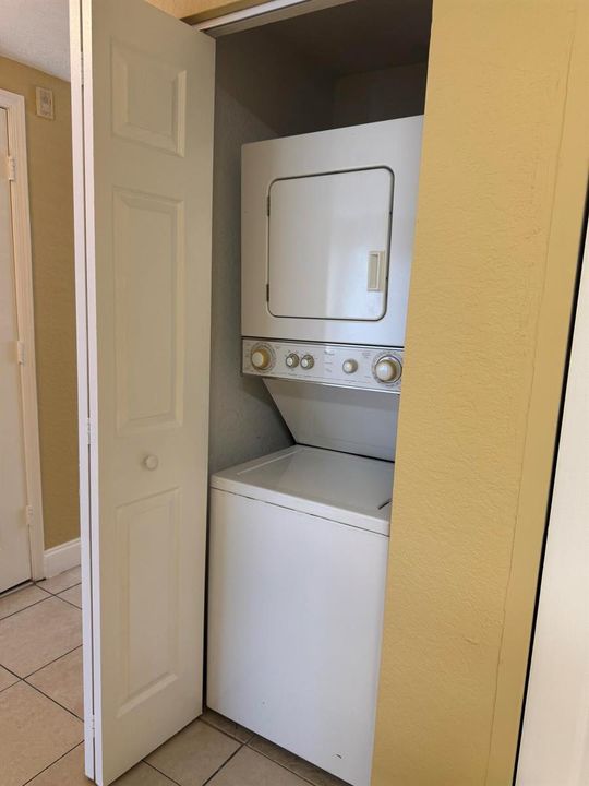 812- WASHER DRYER
