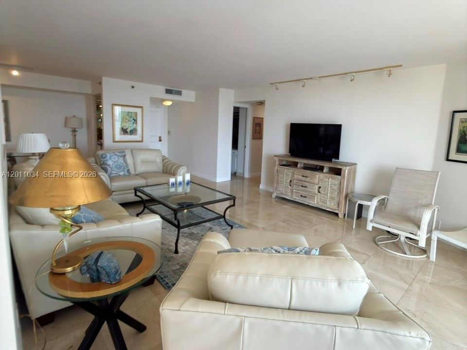 Activo con contrato: $4,500 (2 camas, 2 baños, 1469 Pies cuadrados)
