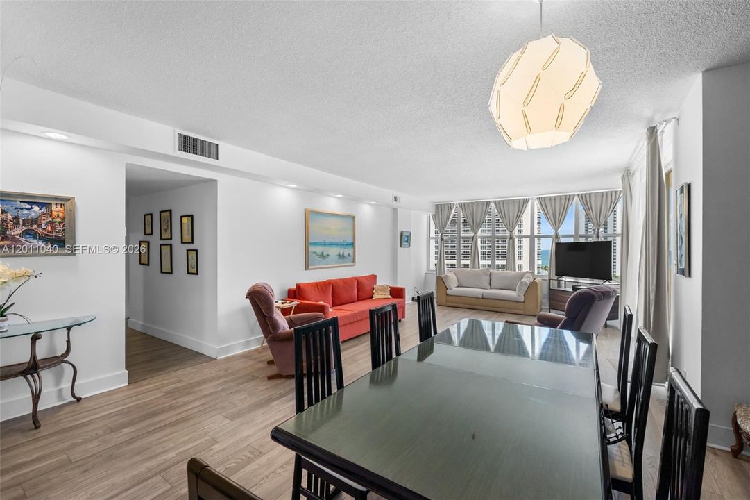 En Venta: $365,000 (2 camas, 2 baños, 1443 Pies cuadrados)