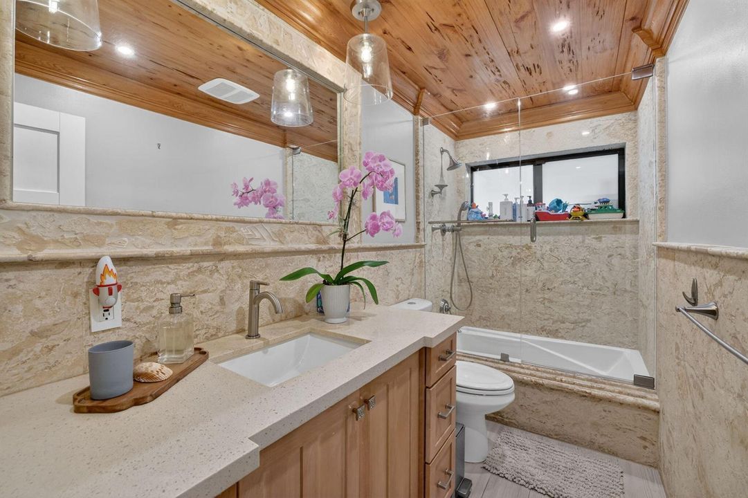 1642 SE 7th - Guest Bathroom