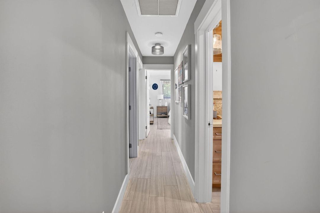 1642 SE 7th - corridor