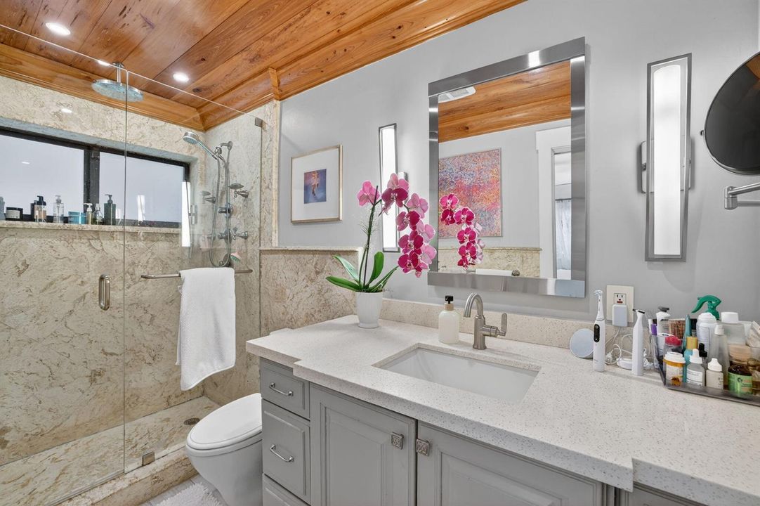 1642 SE 7th - master bathroom