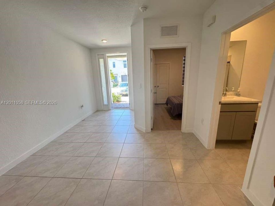 For Sale: $465,000 (3 beds, 3 baths, 1333 Square Feet)