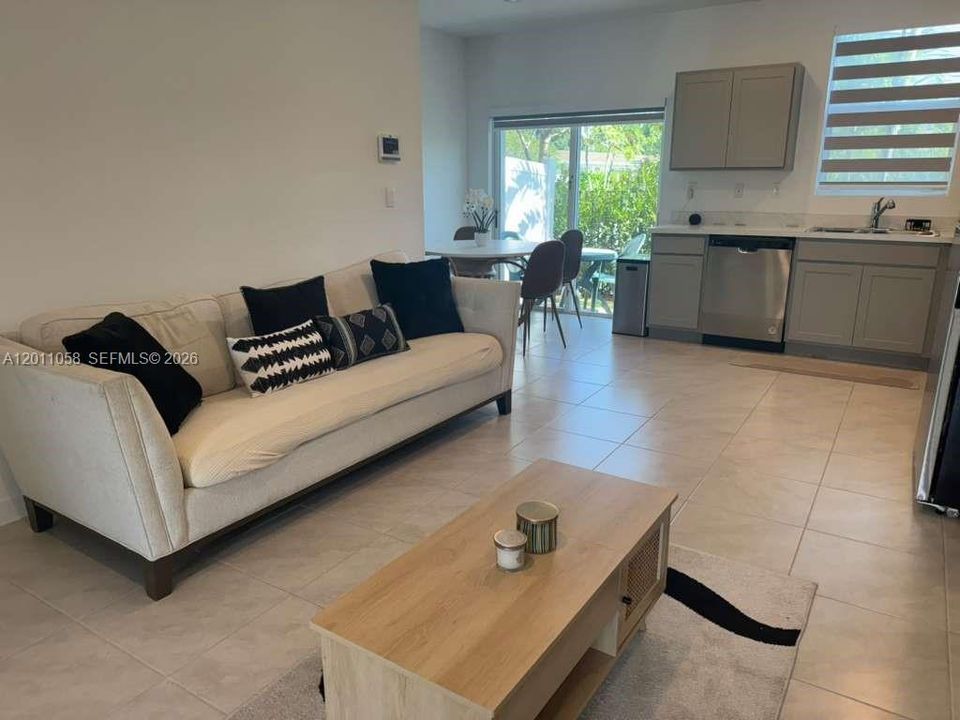 For Sale: $465,000 (3 beds, 3 baths, 1333 Square Feet)