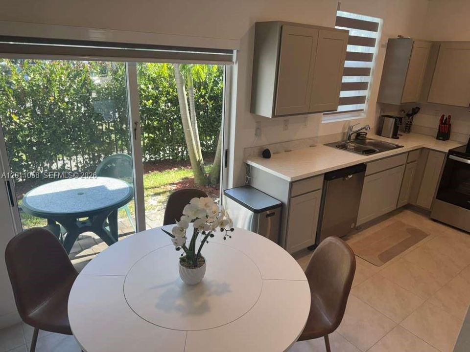For Sale: $465,000 (3 beds, 3 baths, 1333 Square Feet)