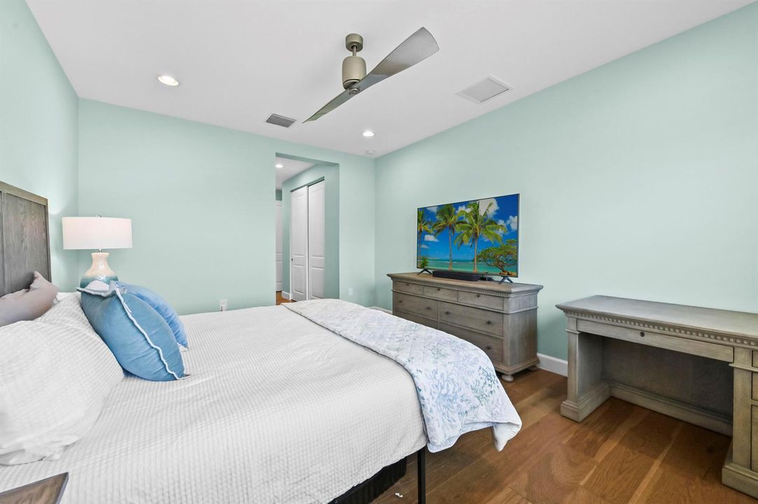 32 Bedroom 03