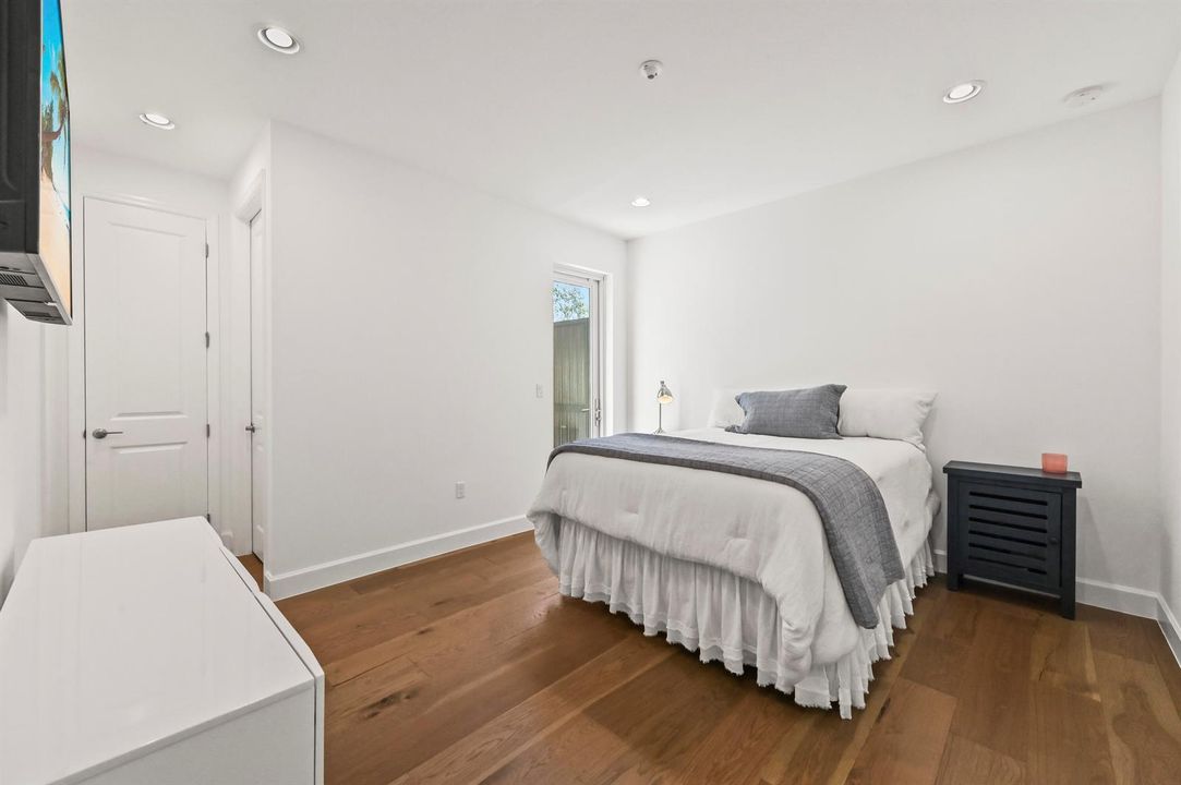 21 Bedroom 01