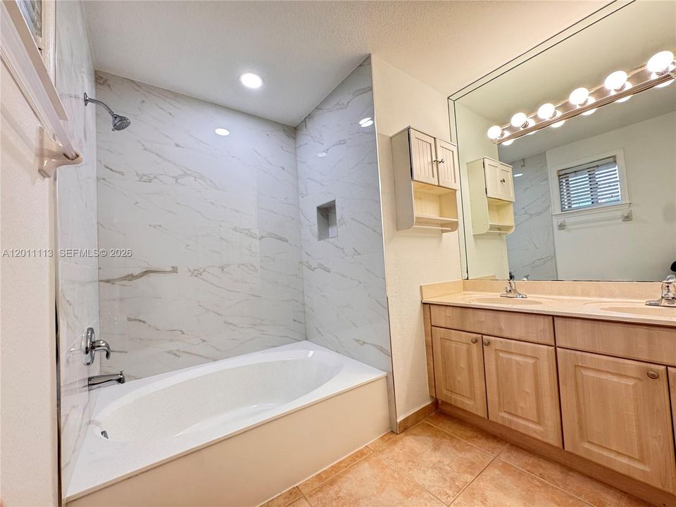 Active With Contract: $3,500 (3 beds, 2 baths, 1368 Square Feet)