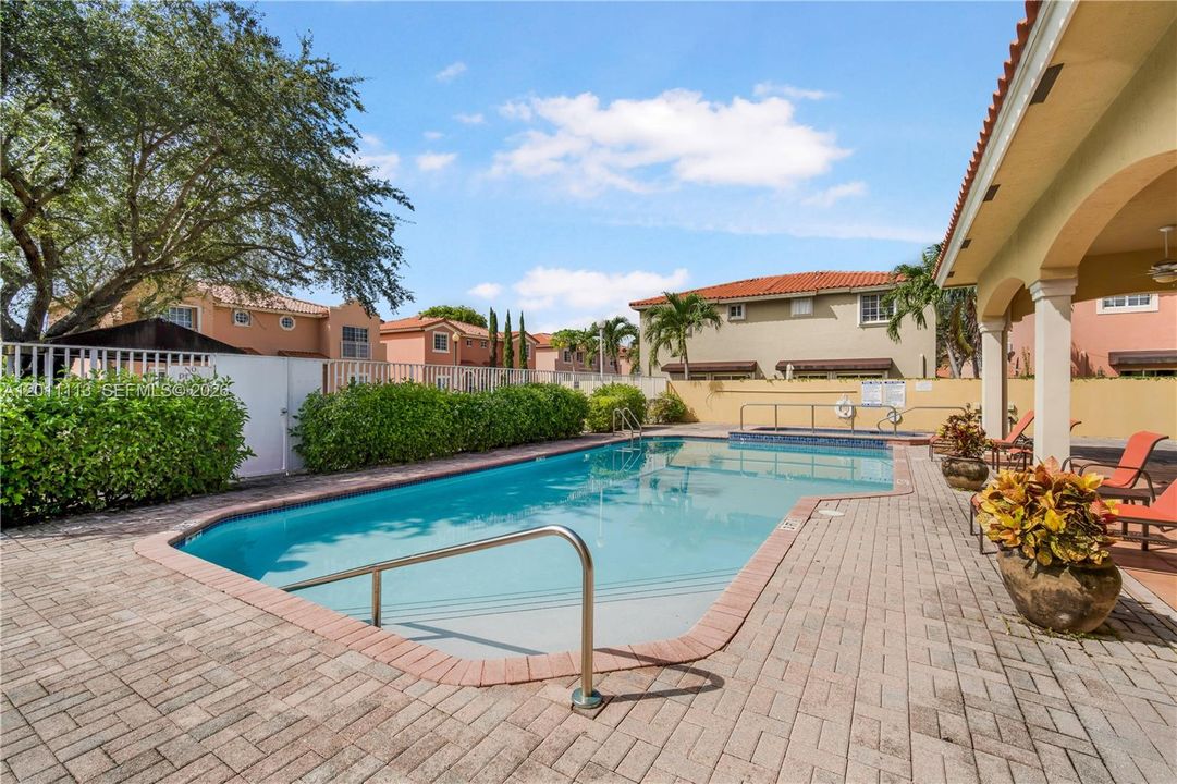 Active With Contract: $3,500 (3 beds, 2 baths, 1368 Square Feet)