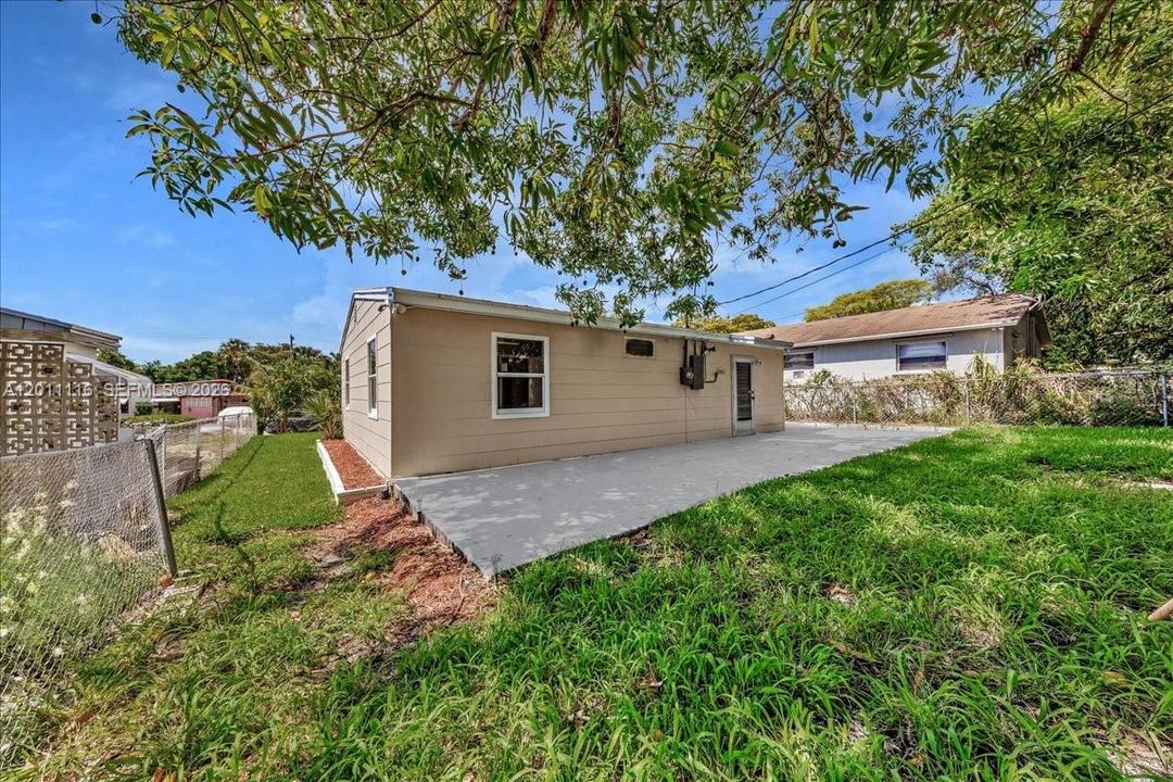 For Sale: $324,900 (2 beds, 1 baths, 896 Square Feet)