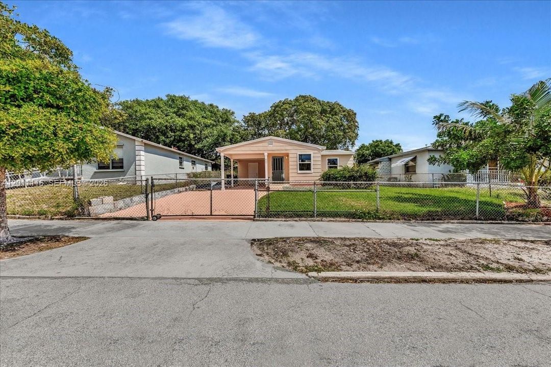 For Sale: $324,900 (2 beds, 1 baths, 896 Square Feet)