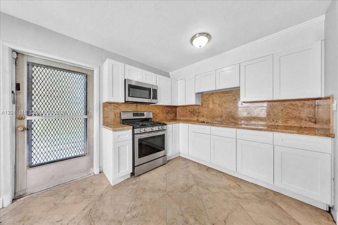 For Sale: $324,900 (2 beds, 1 baths, 896 Square Feet)