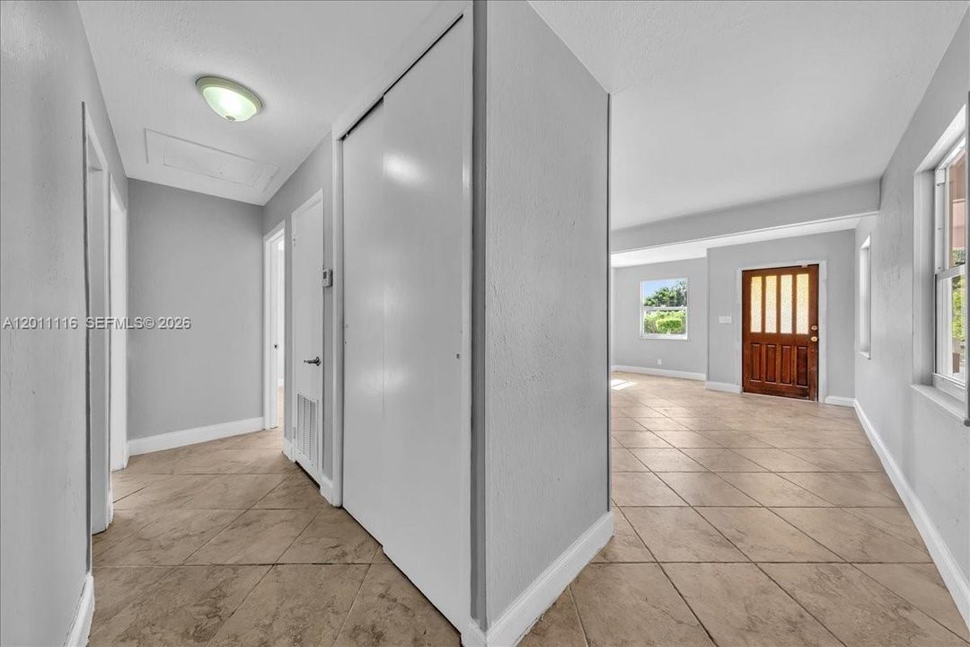 For Sale: $324,900 (2 beds, 1 baths, 896 Square Feet)