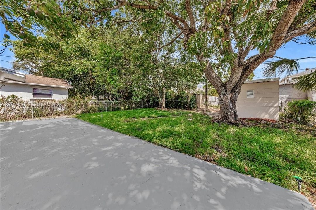 For Sale: $324,900 (2 beds, 1 baths, 896 Square Feet)