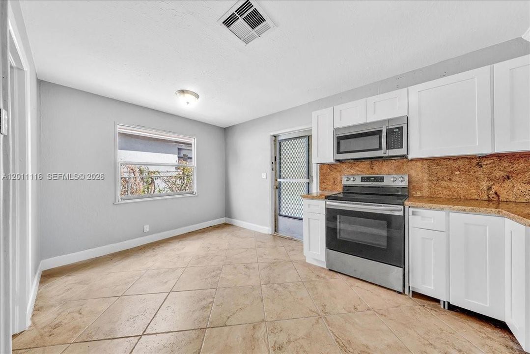For Sale: $324,900 (2 beds, 1 baths, 896 Square Feet)