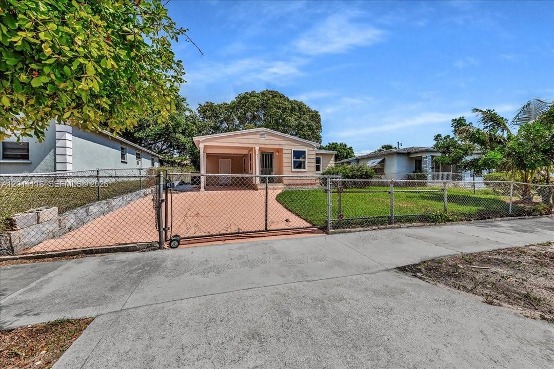 For Sale: $324,900 (2 beds, 1 baths, 896 Square Feet)