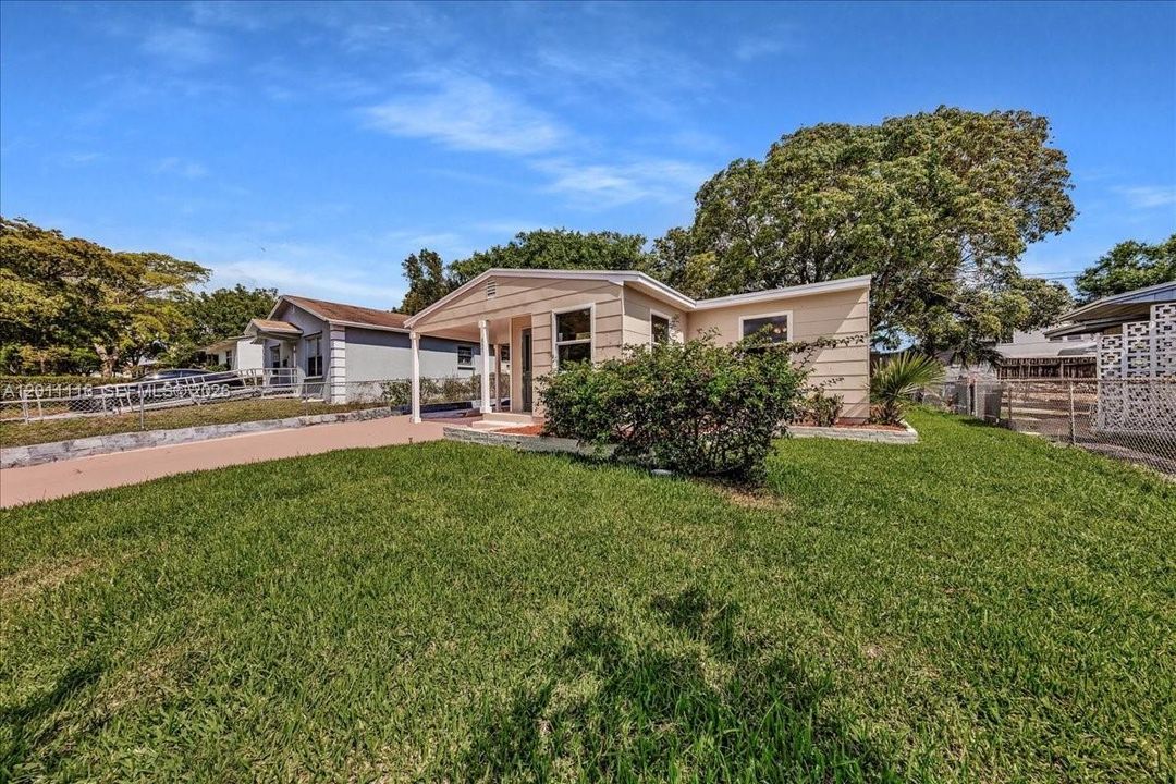 For Sale: $324,900 (2 beds, 1 baths, 896 Square Feet)