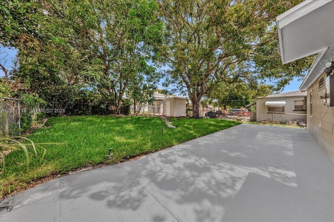 For Sale: $324,900 (2 beds, 1 baths, 896 Square Feet)