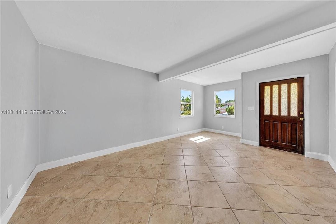 For Sale: $324,900 (2 beds, 1 baths, 896 Square Feet)