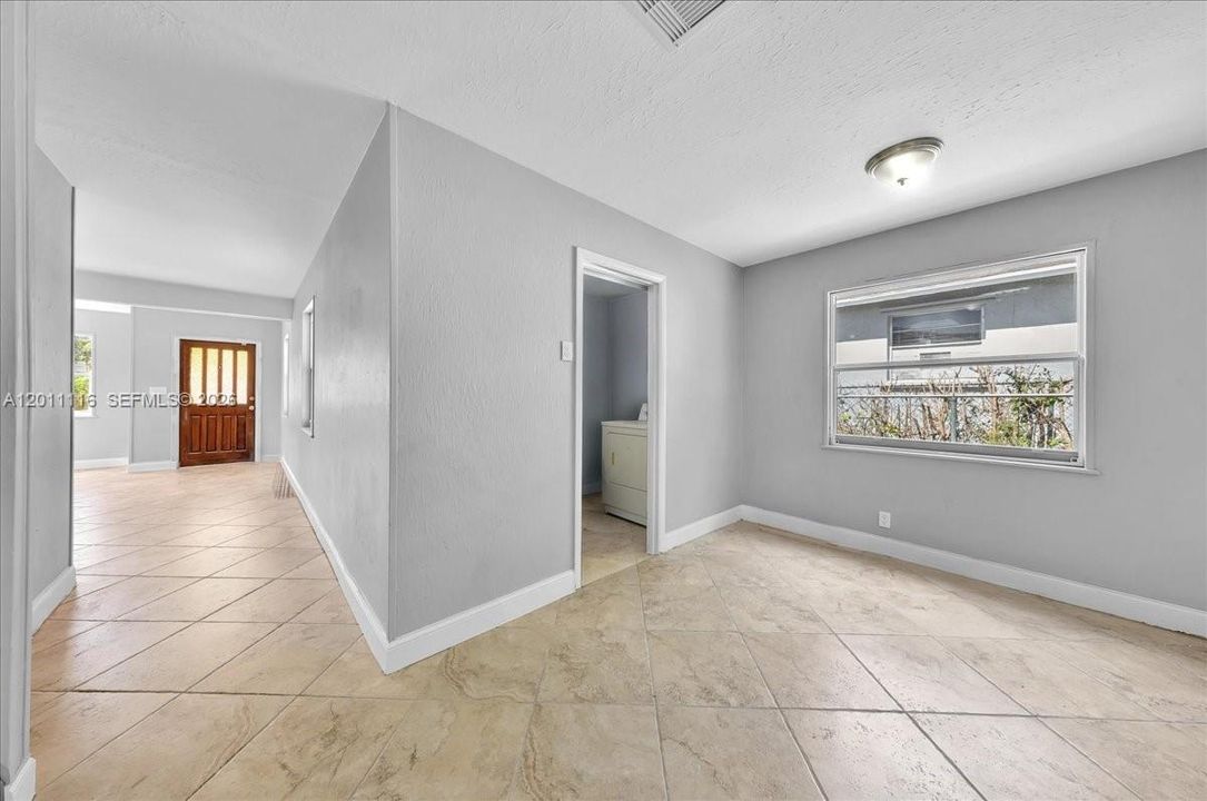 For Sale: $324,900 (2 beds, 1 baths, 896 Square Feet)