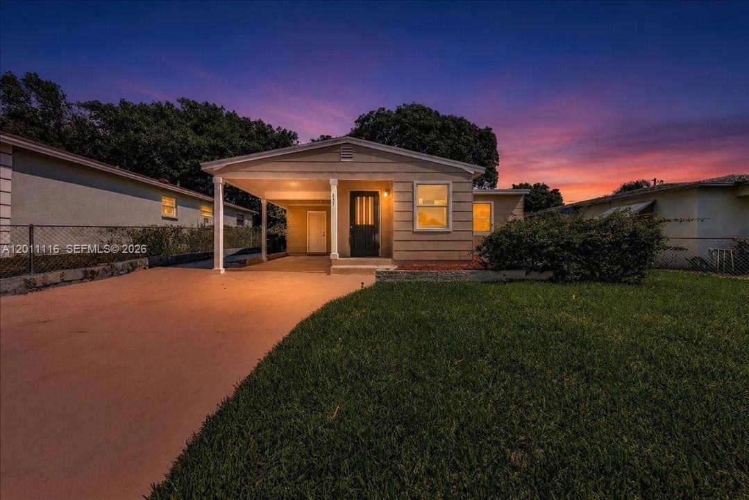 For Sale: $324,900 (2 beds, 1 baths, 896 Square Feet)