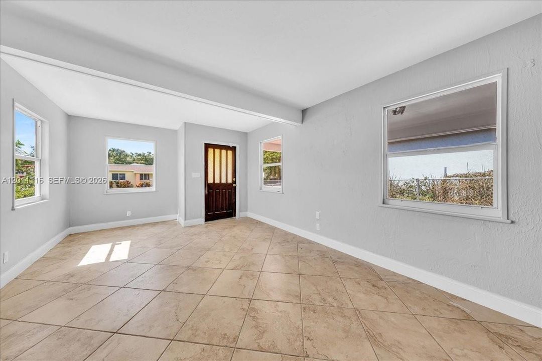 For Sale: $324,900 (2 beds, 1 baths, 896 Square Feet)