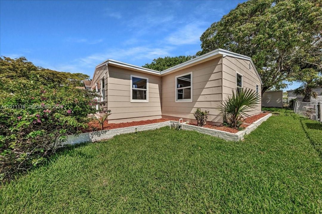 For Sale: $324,900 (2 beds, 1 baths, 896 Square Feet)