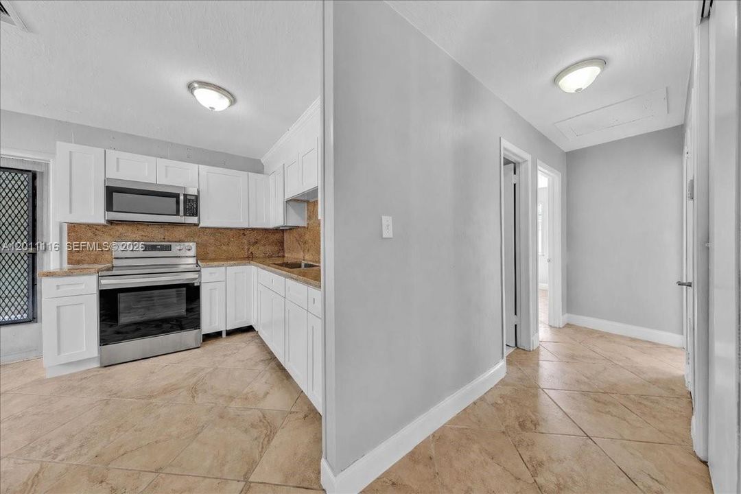For Sale: $324,900 (2 beds, 1 baths, 896 Square Feet)