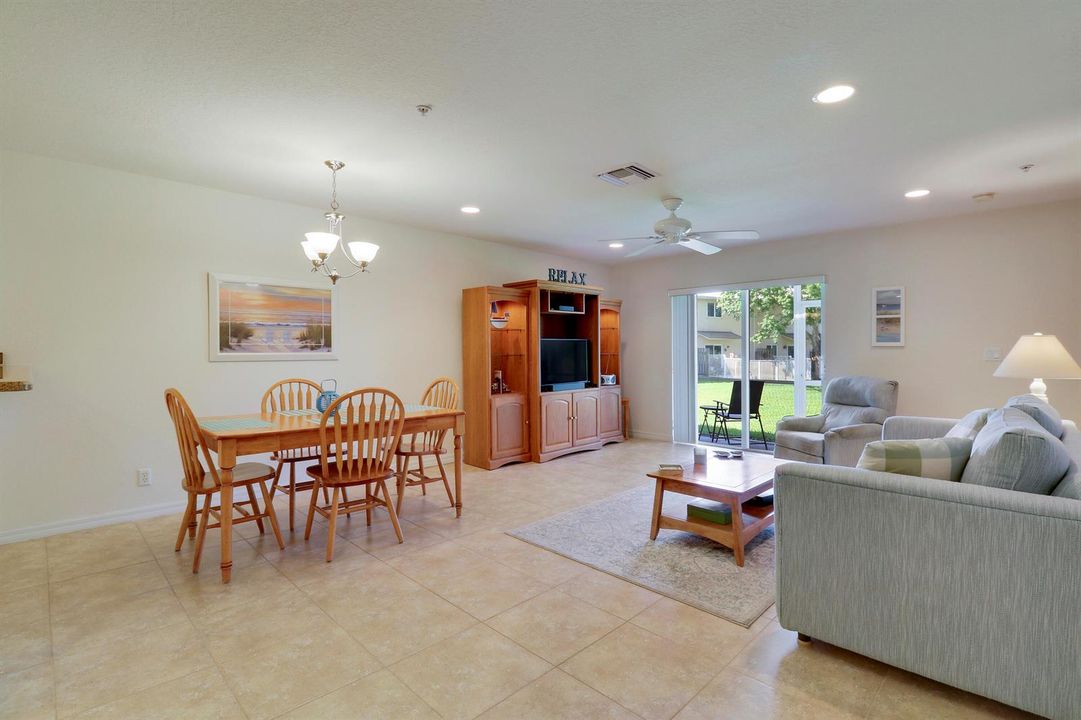 5410 Mitchell Living Dining area