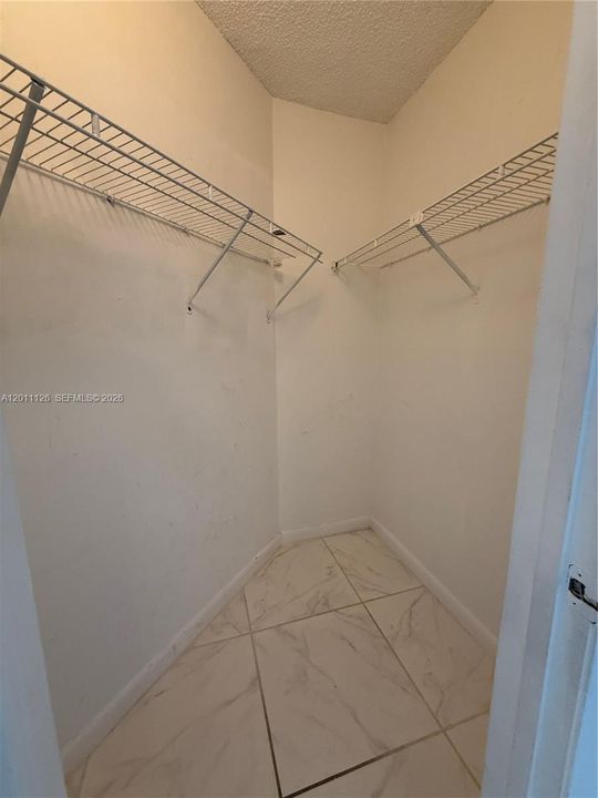 Activo con contrato: $1,890 (2 camas, 2 baños, 890 Pies cuadrados)