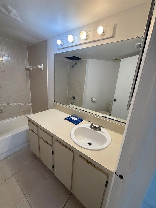 Activo con contrato: $1,890 (2 camas, 2 baños, 890 Pies cuadrados)