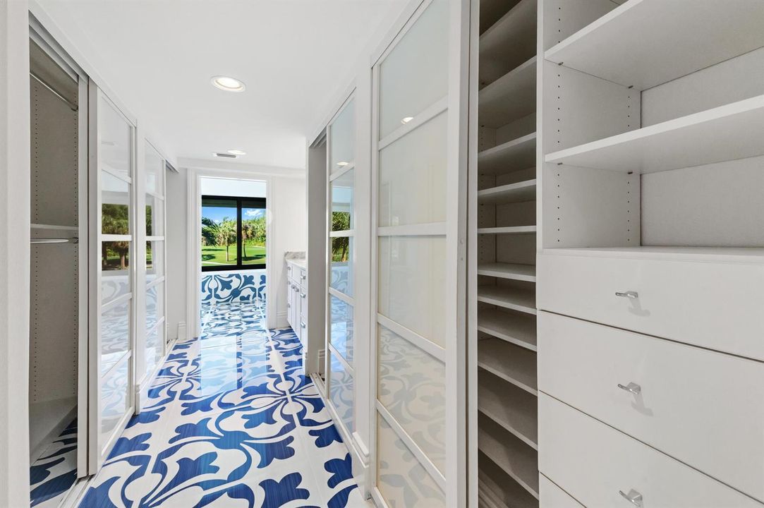 PRINCIPAL BATHROOM W/CLOSETS