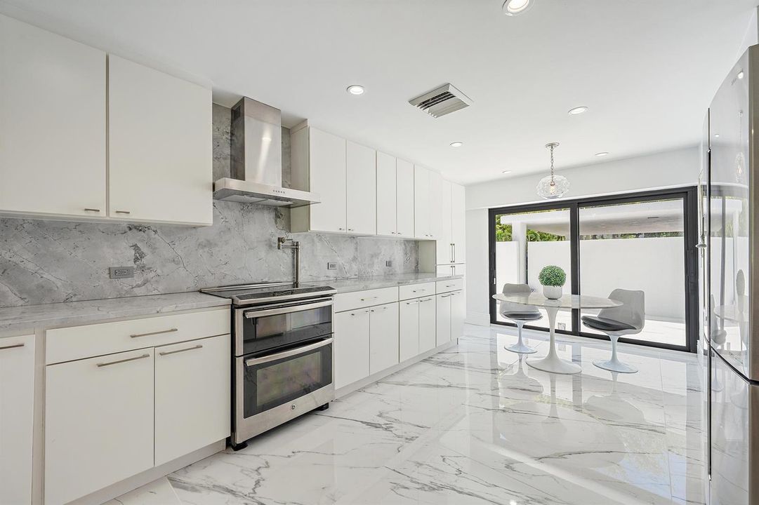 KITCHEN W/ COURTYARD