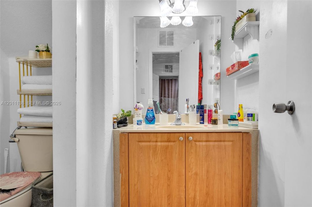 En Venta: $450,000 (3 camas, 2 baños, 1361 Pies cuadrados)