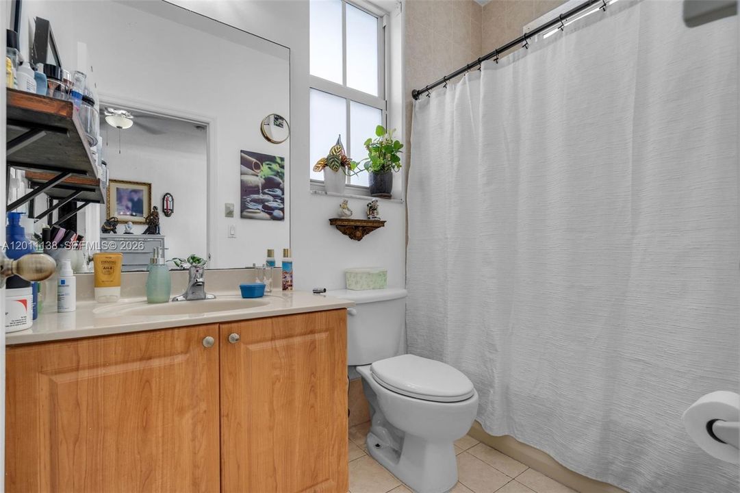 En Venta: $450,000 (3 camas, 2 baños, 1361 Pies cuadrados)