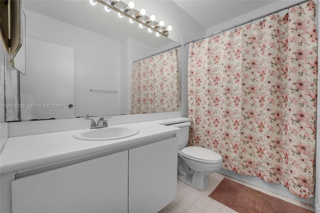 Activo con contrato: $445,000 (3 camas, 2 baños, 1368 Pies cuadrados)