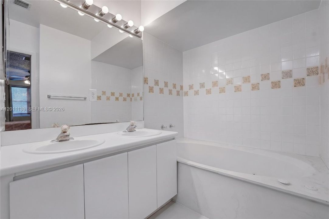 Activo con contrato: $445,000 (3 camas, 2 baños, 1368 Pies cuadrados)