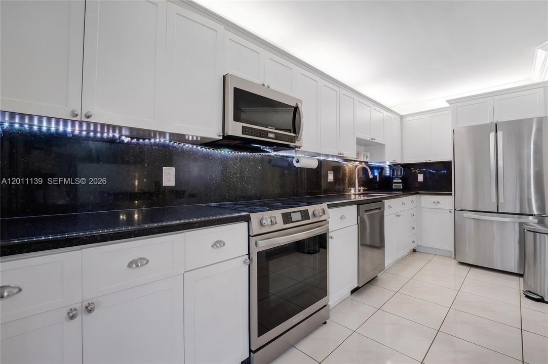 Activo con contrato: $445,000 (3 camas, 2 baños, 1368 Pies cuadrados)