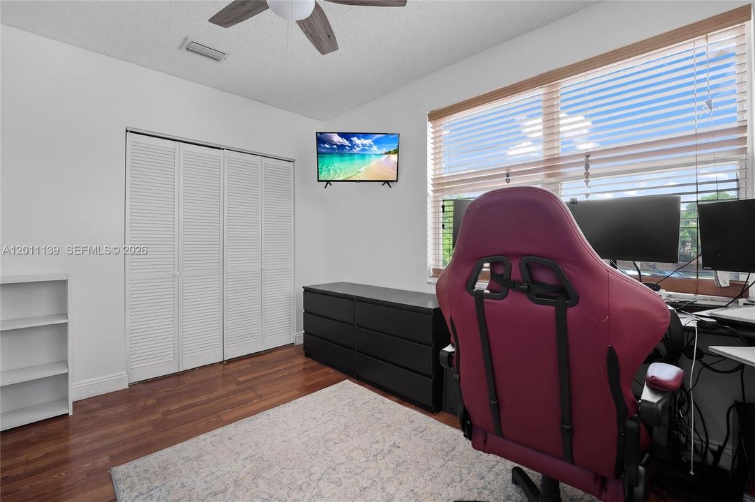 Activo con contrato: $445,000 (3 camas, 2 baños, 1368 Pies cuadrados)