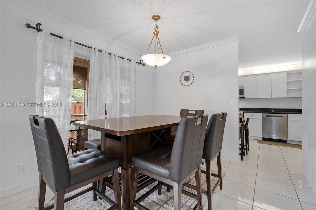 Activo con contrato: $445,000 (3 camas, 2 baños, 1368 Pies cuadrados)